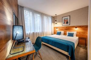 Un pat sau paturi într-o cameră la Roombach Hotel Budapest Center