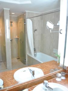 A bathroom at Le Grandeur Palm Resort Johor