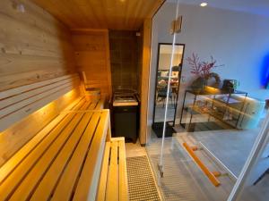 een sauna met een houten bank in een kamer bij Van der Valk Hotel Sassenheim - Leiden in Sassenheim