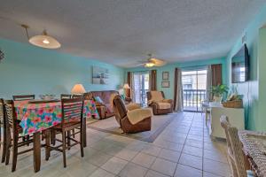 Orange Beach Resort Condo with Pool - Walk to Beach! في شاطئ أورانج: غرفة معيشة مع طاولة وغرفة طعام