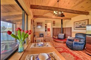 una sala de estar con un jarrón de flores sobre una mesa en Idyllic Dolores Cabin with Fire Pit and Lake Views!, en Dolores