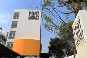 ラートクラバンにあるPort Canary Airport Hotelの看板付きの建物