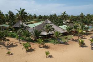 una vista aérea de un complejo en la playa en Casa Del Papa Resort & SPA en Azizacoue