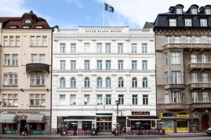 un edificio bianco con una bandiera sopra di Elite Plaza Hotel Malmö a Malmö