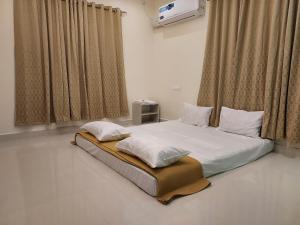 Gulta vai gultas numurā naktsmītnē Srirangam Service Apartment