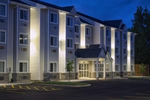 een groot wit gebouw met veel ramen bij Microtel Inn & Suites Sault Ste. Marie in Sault Ste. Marie