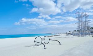 ein Paar Gläser am Strand in der Unterkunft Al Alamein Hotel in El-Alamein