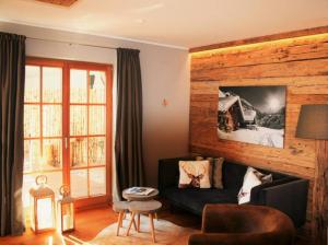 Area tempat duduk di Ski-in & Out Alpine Style Apartment near Kitzbühel