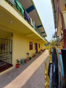 un edificio con balcón y tobogán de agua en VEERAS HOME STAY en Port Blair