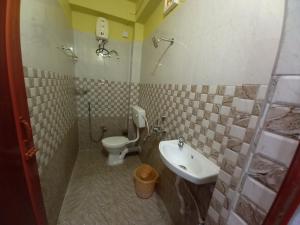 Un baño de VEERAS HOME STAY