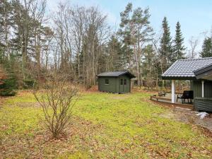 En hage utenfor 6 person holiday home in Frederiksv rk