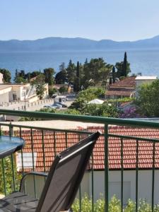 uma varanda com uma mesa e vista para o oceano em Studio apartman Ana em Gradac