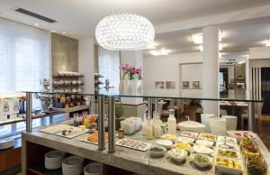 un buffet de comida en una mesa en una habitación en Boutique Hotel Das Tigra, en Viena