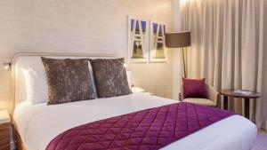 Ліжко або ліжка в номері Crowne Plaza London Kings Cross, an IHG Hotel