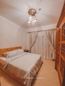 Beautiful 1 bedroom apartment في القصير: غرفة نوم بسرير ومروحة سقف