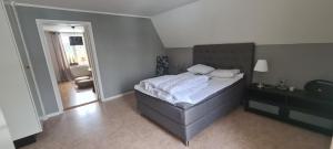 een slaapkamer met een bed met witte lakens erop bij Central lägenhet med gratis parkering in Lindesberg