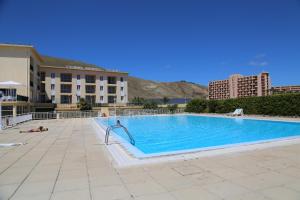 una gran piscina en un complejo con edificios en INATEL Porto Santo en Porto Santo