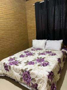 A bed or beds in a room at Chalés Bem-me-quer Itaipava