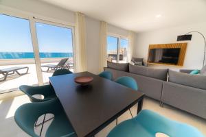 sala de estar con mesa y sillas azules en Aqua Apartments Bellamar, Marbella en Marbella