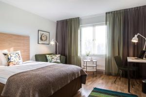 una camera d'albergo con letto, scrivania e finestra di Landvetter Airport Hotel, Best Western Premier Collection a Landvetter