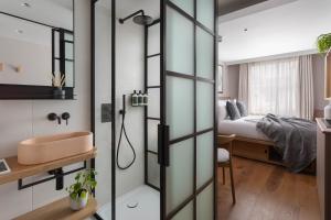 1 dormitorio y baño con lavabo. en Inhabit Queen's Gardens, a Member of Design Hotels en Londres