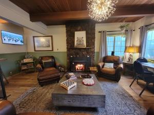 - un salon avec une cheminée et une table dans l'établissement Cinnamon Bear Inn, à Mammoth Lakes