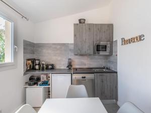 Cucina o angolo cottura di Holiday Home Mustella by Interhome