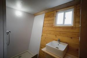 baño con lavabo y ventana en POP Tiny House Nagymaros en Nagymaros