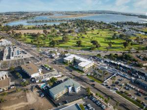 een luchtzicht op een stad met een rivier bij SureStay Hotel by Best Western San Diego Pacific Beach in San Diego