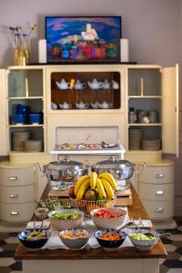 uma mesa com um monte de tigelas de comida em The Fifteen Keys Hotel em Roma