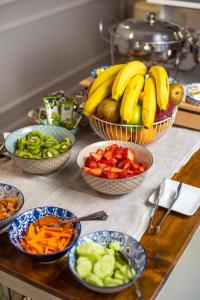 uma mesa coberta com tigelas de frutas e produtos hortícolas em The Fifteen Keys Hotel em Roma