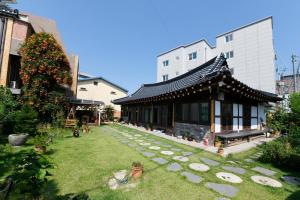 een gebouw met een tuin voor een gebouw bij Dasomchae Hanok stay in Gwangju