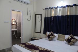 1 dormitorio con 1 cama con cortina azul en Corporate Guest House en Ranchi