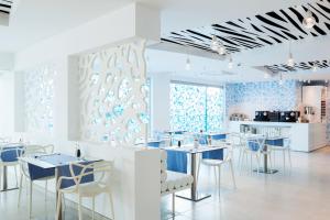 A restaurant or other place to eat at Blanco Hotel Formentera