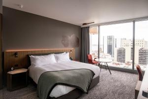 Giường trong phòng chung tại Crowne Plaza Hobart, an IHG Hotel