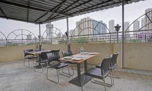 d'une terrasse avec des tables, des chaises et une montagne. dans l'établissement Treebo Amber Imperial, à Mumbai