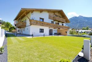 una casa in montagna con un ampio cortile di Apart Walser a Seefeld in Tirol