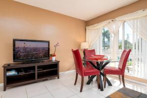 TV o dispositivi per l'intrattenimento presso The Floranada Condo - Pompano Beach 19