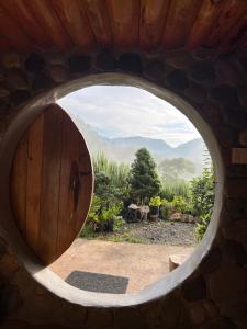 ventana redonda en un edificio con vistas al jardín en The Shire of Sagada en Sagada