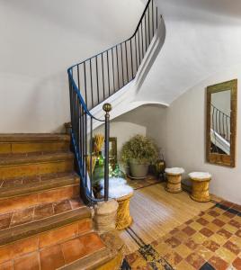 a staircase in a house with a mirror and a table at La Casa Del Miracle in Balaguer