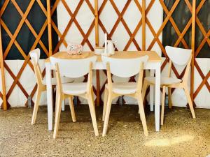 uma mesa de madeira com cadeiras e um bule de chá em Byron Bay Hinterland Eco-Retreat Ivory Yurt em Eureka