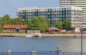 un gran edificio de apartamentos junto a una masa de agua en 2 Bedroom Gorgeous Apartment In Lübeck Travemünde en Travemünde