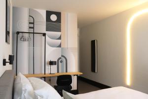 A bed or beds in a room at Hotel National Antwerp