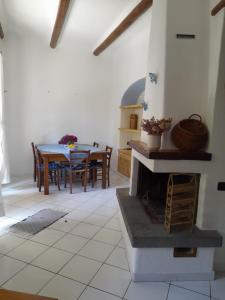 sala de estar con mesa y chimenea en Casa Mandarino Forio Ischia en Isquia