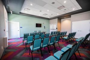 una sala de conferencias con sillas y un podio. en Tru By Hilton Yarmouth, Ns en Yarmouth