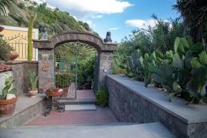 una entrada a un jardín con cactus en Villa Paradiso en Ischia