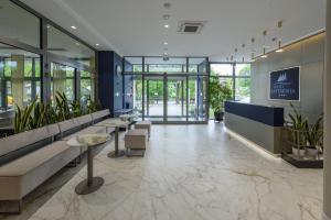 un hall avec des tables et des plantes dans un bâtiment dans l'établissement Hotel Jastarnia, à Jastarnia