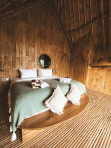 Kalma Bamboo Eco Lodge 객실 침대