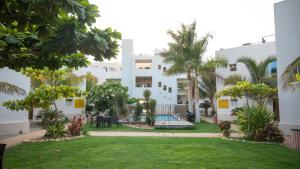 En hage utenfor Al Jar Resort - Families Only