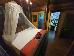 Tempat tidur dalam kamar di Khao Sok Silver Cliff Resort